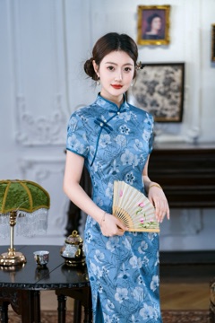 蓝色花纹旗袍