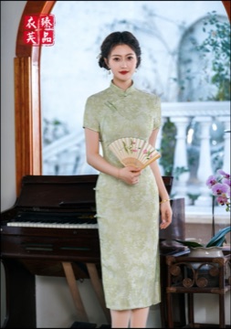 浅绿花纹旗袍