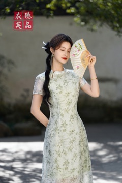 淡绿花韵改良旗袍