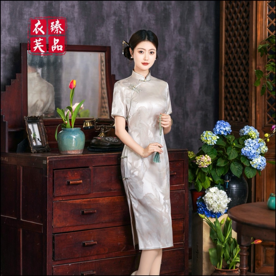 银色花纹旗袍