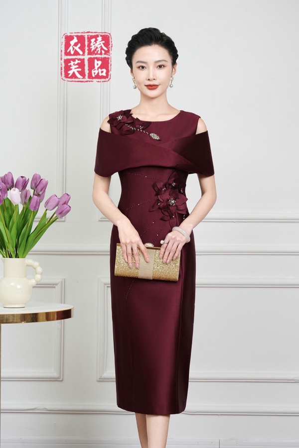 婚宴露肩圆领雕花连衣裙